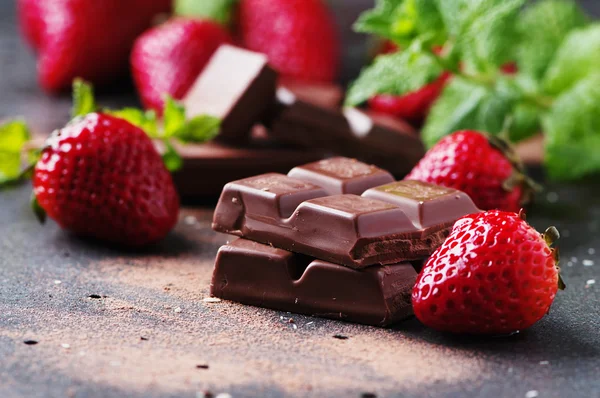 Chocolate with mint and strawberries — Stock Photo, Image