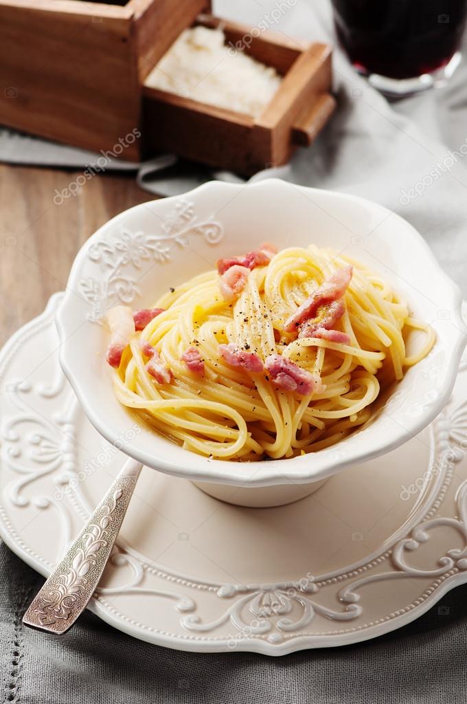 Espaguetis a la carbonara con vino tinto — Foto de stock © Nolonely