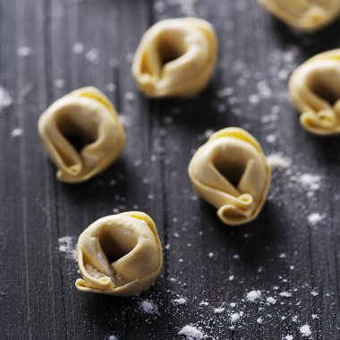 Tablo üzerinde ham İtalyan tortellini