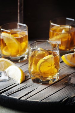 Buz ve limon ile soğuk viski