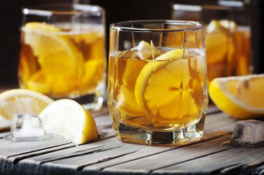 Buz ve limon ile soğuk viski