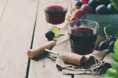 Kırmızı şarap ve üzüm masada