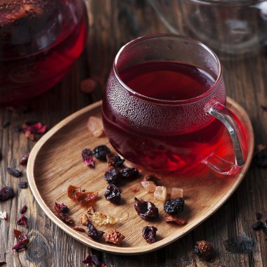 Ahşap masa üzerinde kırmızı sıcak çay