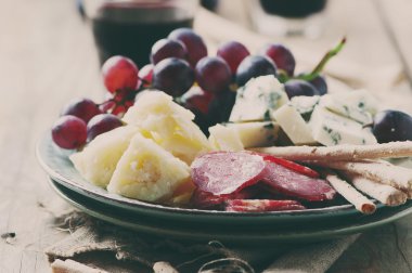 Meze peynir, sosis ve üzüm ile