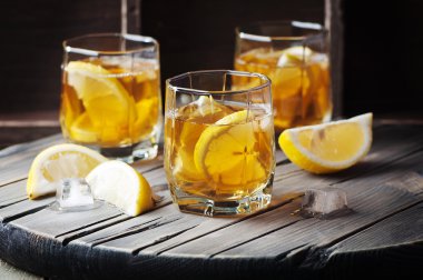 Buz ve limon ile soğuk viski