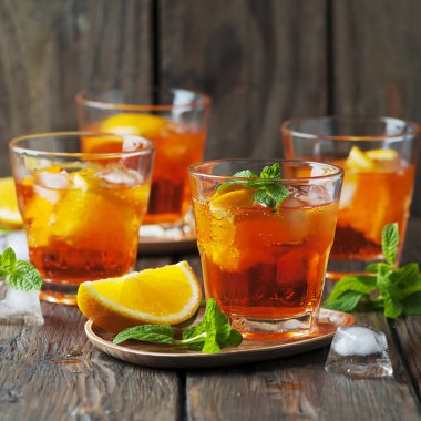 Aperol buzlu bardak