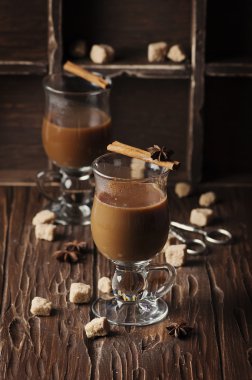 Tarçın ile sıcak Amerikan kahve