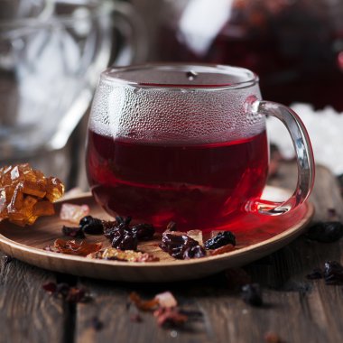 Ahşap masa üzerinde kırmızı sıcak çay