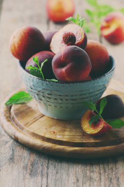 Ahşap masa üzerinde tatlı taze şeftali