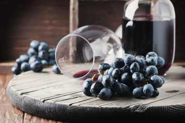 Taze üzüm ve kırmızı şarap