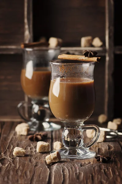 Warme Amerikaanse koffie met kaneel — Stockfoto