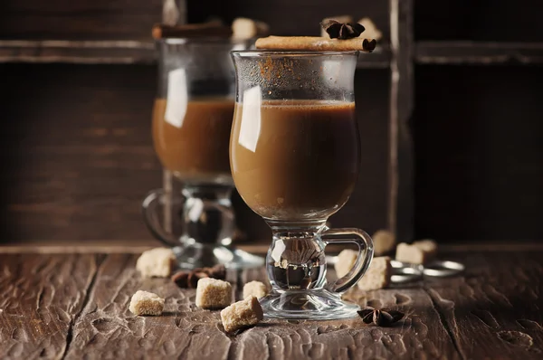 Warme Amerikaanse koffie met kaneel — Stockfoto