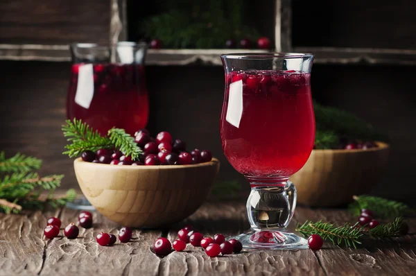 Verse rode cranberry sap op tafel — Stockfoto