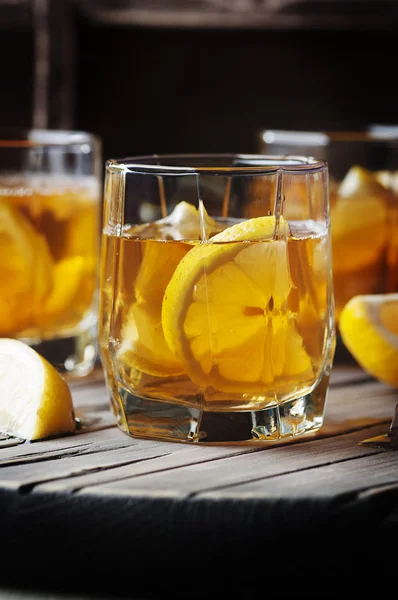 Buz ve limon ile soğuk viski