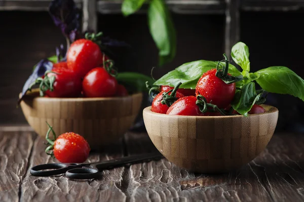 Conceito de alimentação saudável com tomate e manjericão — Fotografia de Stock
