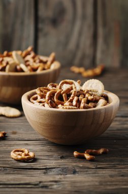 Ahşap masa üzerinde sağlıksız snack