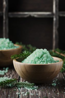 Tuz ve çam dalları ile spa kavramı