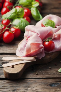 İtalyan geleneksel prosciutto domates ve fesleğen ile