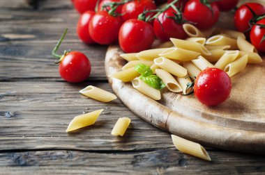 Taze domates ve fesleğenli makarna.