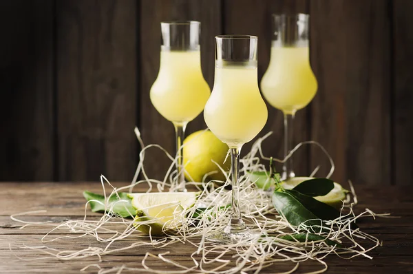 Iralian traditional liqueur with lemons — Stock Photo, Image