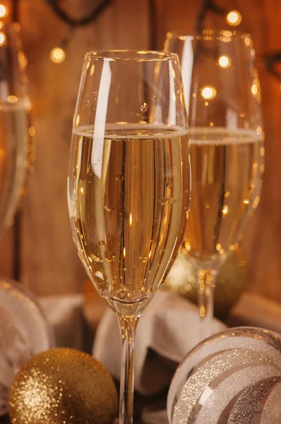 Champagneglass i julens bakgrunn – stockfoto