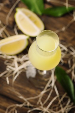 Iralian geleneksel likör limon ile