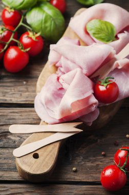 İtalyan geleneksel prosciutto domates ve fesleğen ile