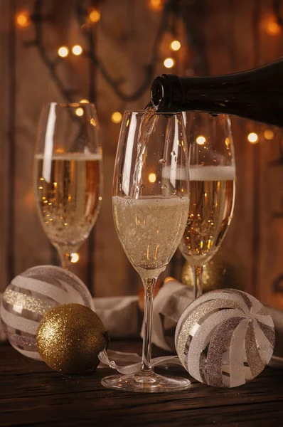 Verres de champagne sur le fond de Noël — Photo