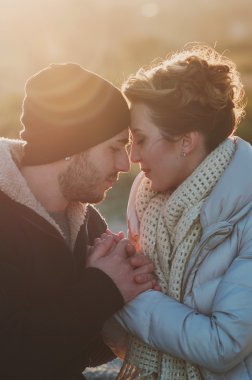 Kış sahilde güzel genç Çift