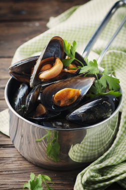 sarmısak ve maydanoz ile pişirilmiş midye