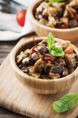 Patlıcan ve domates ile geleneksel İtalyan yemeği