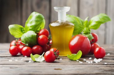 Taze domates, fesleğen ve zeytin yağı