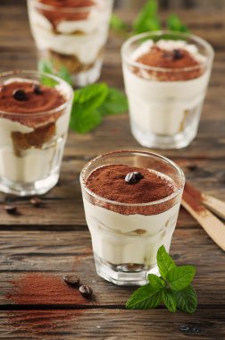 Kahve ile geleneksel İtalyan usulu tiramisu