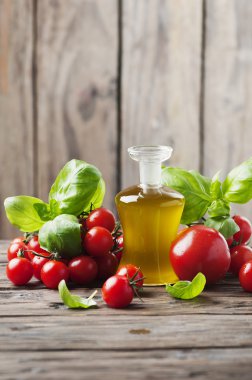 Taze domates, fesleğen ve zeytin yağı