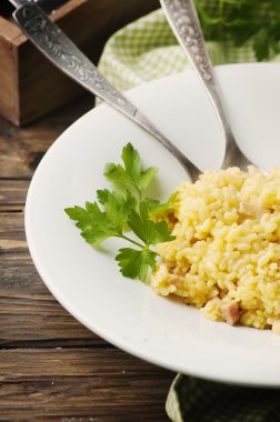 Safran ve jambon ile geleneksel İtalyan risotto