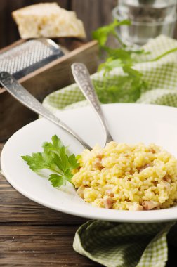Safran ve jambon ile geleneksel İtalyan risotto