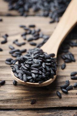 Ahşap masa üzerinde ham siyah pirinç