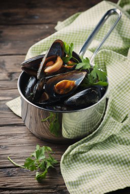 sarmısak ve maydanoz ile pişirilmiş midye