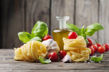 Domates, fesleğen, zeytinyağı, makarna
