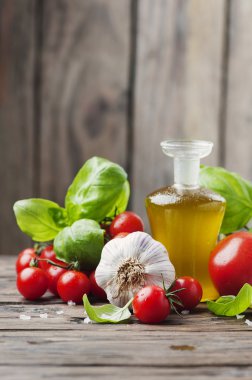 Taze domates, fesleğen ve zeytin yağı