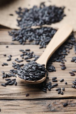 Ahşap masa üzerinde ham siyah pirinç