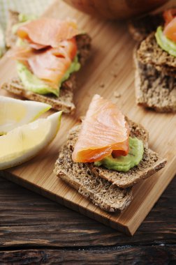 Yeşil köpük avokado, somon balığı ve ekmek