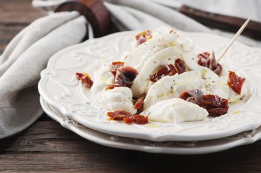 Geleneksel İtalyan meze burrata ve domates ile