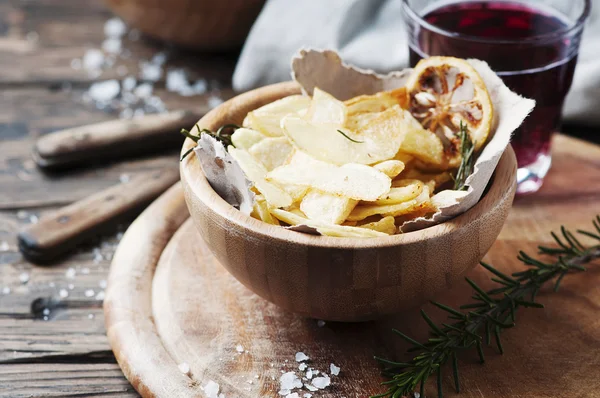 Patate fritte con limone e rosmarino — Foto Stock