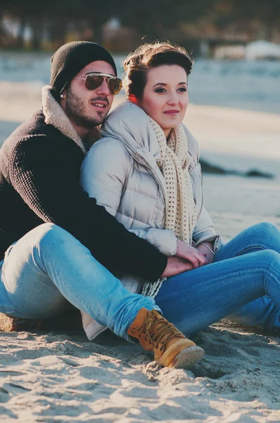 Charmant jeune couple sur la plage d'hiver — Photo