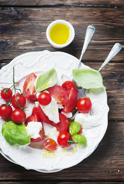 Ensalada italiana caprese con tomates y mozzarella — Foto de Stock