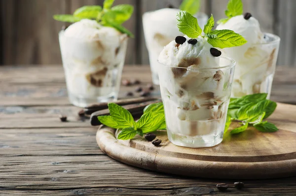 Coffee ice cream with coffee and mint — Stock Photo, Image