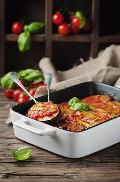 Italiensk traditionell maträtt parmigiana med aubergine — Stockfoto