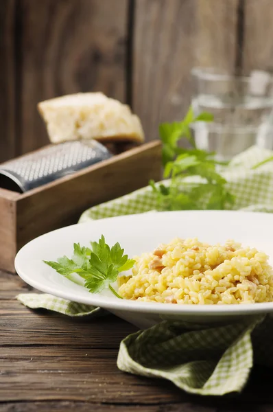 Risoto tradicional italiano com açafrão e presunto — Fotografia de Stock