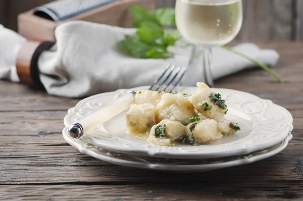 Italiaanse traditionele kabeljauw met ui en peterselie — Stockfoto